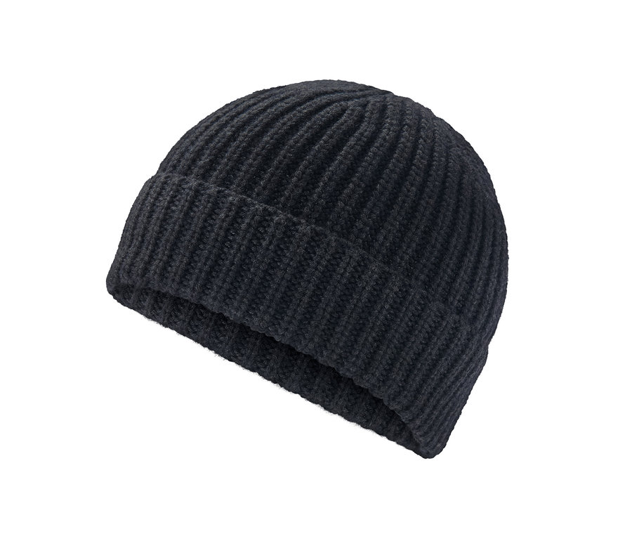 Eine Strickmütze auf weißem Hintergrund.