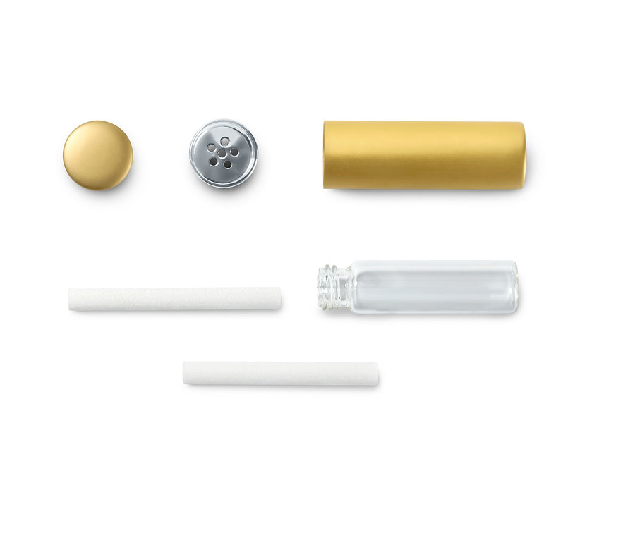 Ein zerlegter Tascheninhalator mit goldener Hülle, silberner Kappe und Glasflasche.