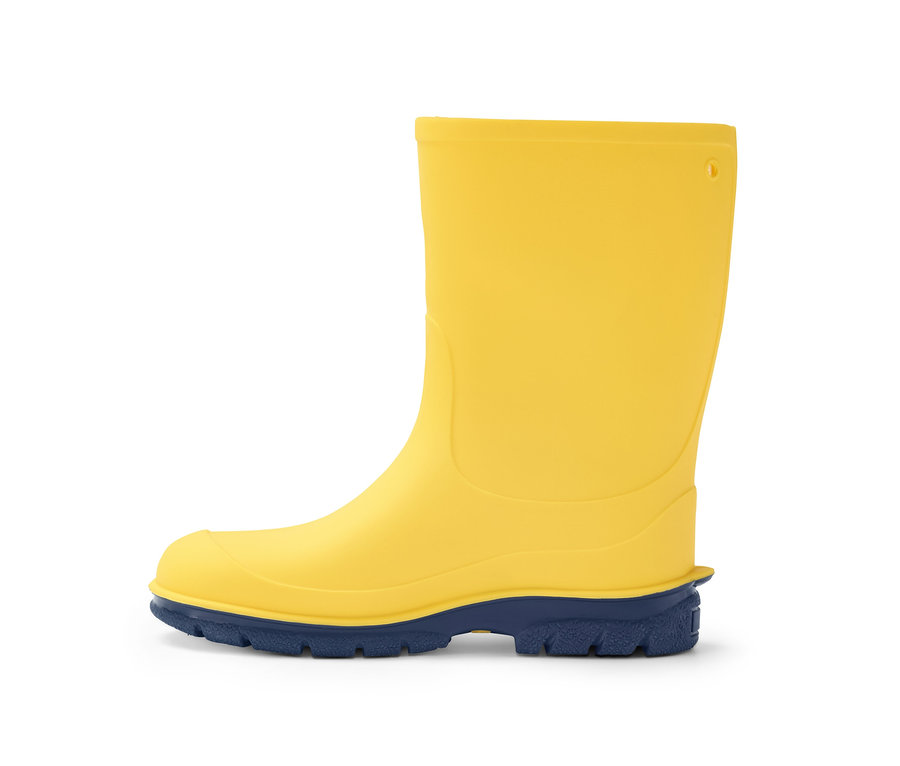 Gelber Regenstiefel mit blauer Sohle.