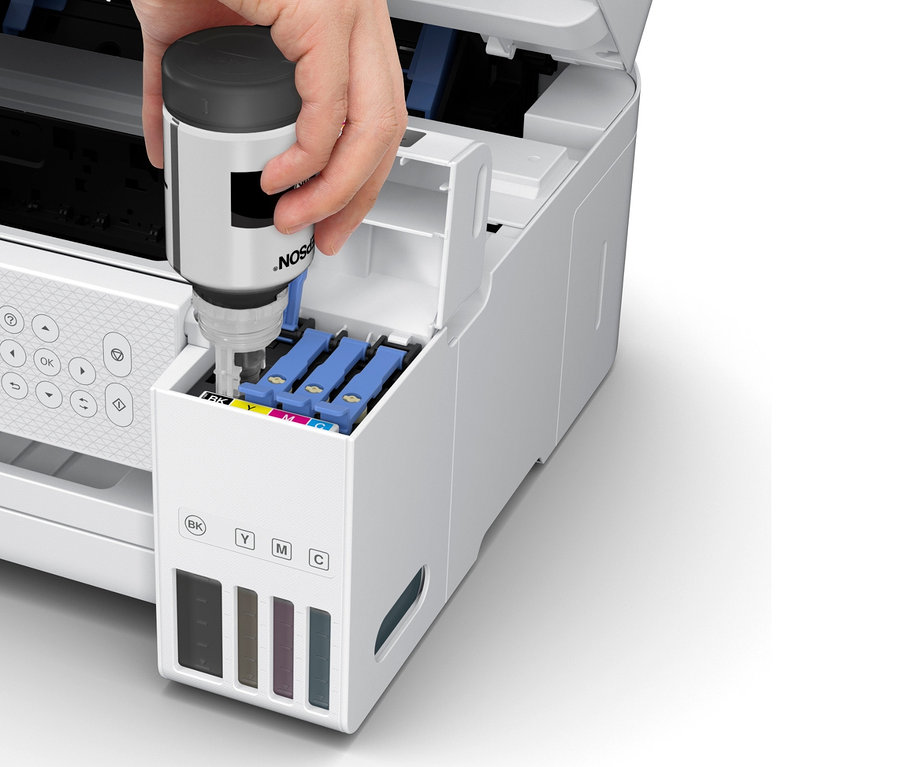Eine Hand füllt Tinte in einen weißen Epson EcoTank ET-2856 Multifunktionsdrucker.