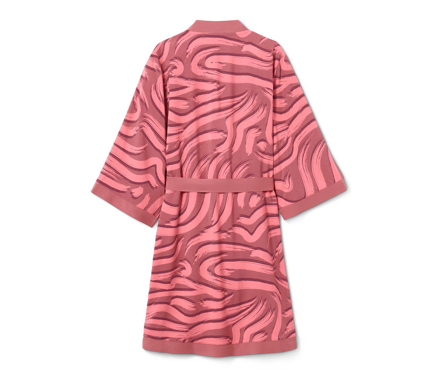 Rosa-weinroter Morgenmantel mit Muster.
