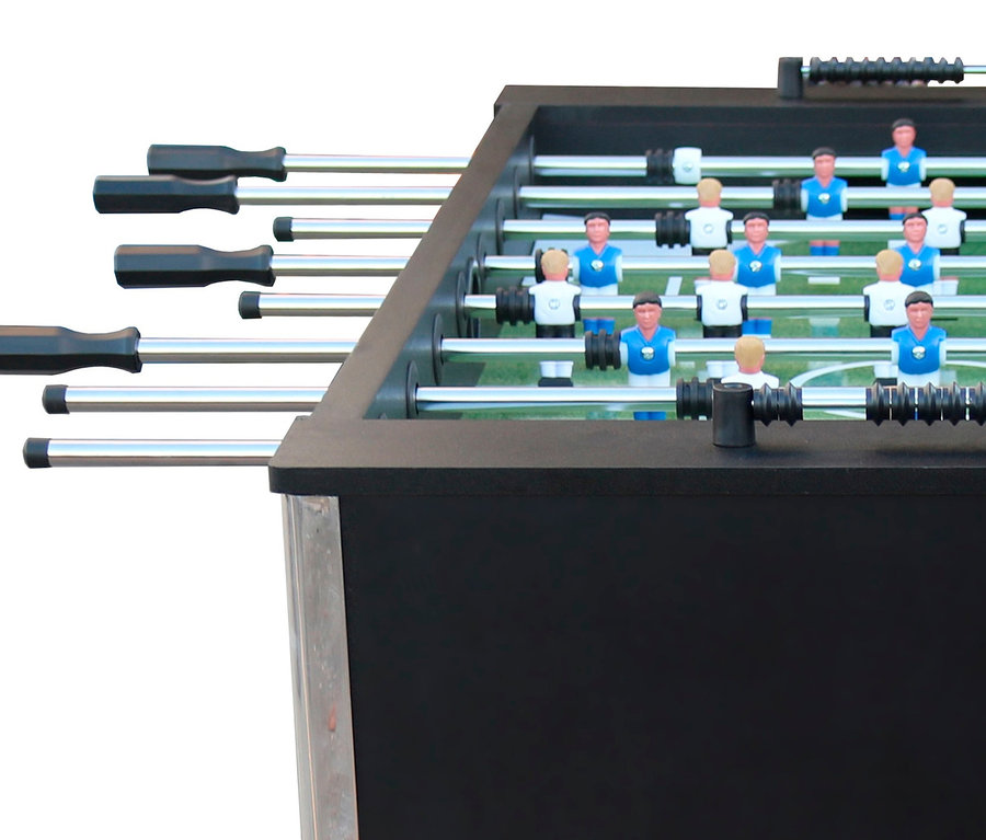 Detailansicht eines Tischfußballtisches mit Spielern in blauen und weißen Trikots. Zu sehen ist der L.A. Sports Kickertisch »Premium«.