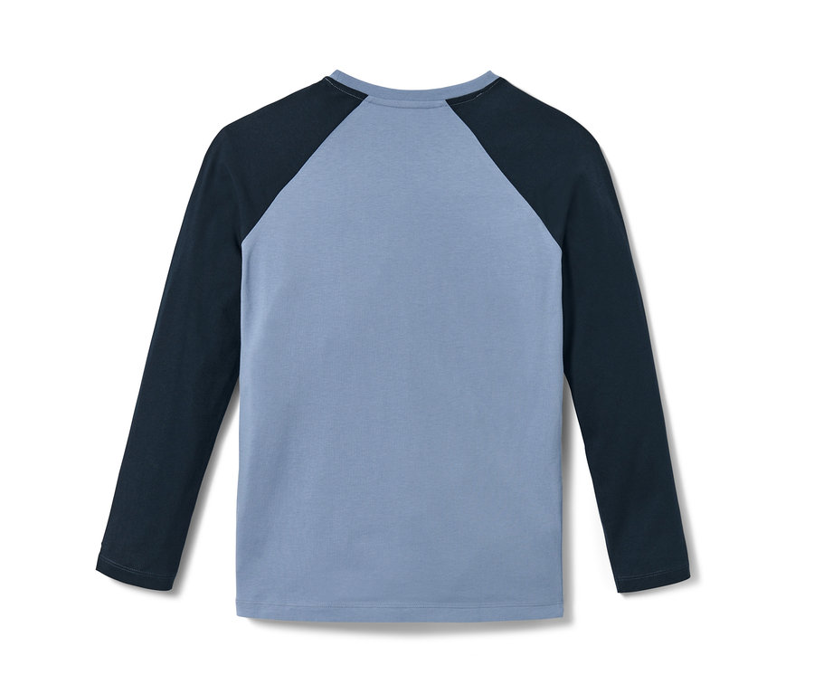 Blaues Kinder-Pyjama mit dunkelblauen Ärmeln.