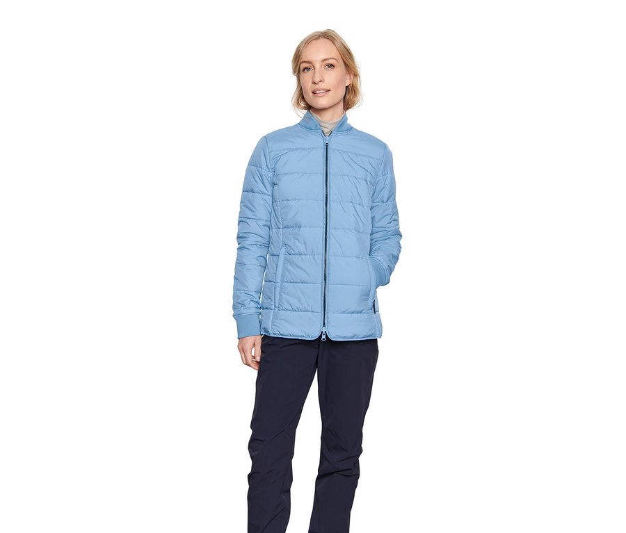 Frau trägt einen blauen 3-in-1-Outdoormantel.