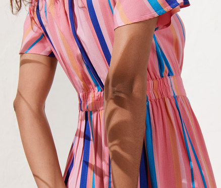 Frau trägt gestreiftes Maxikleid.