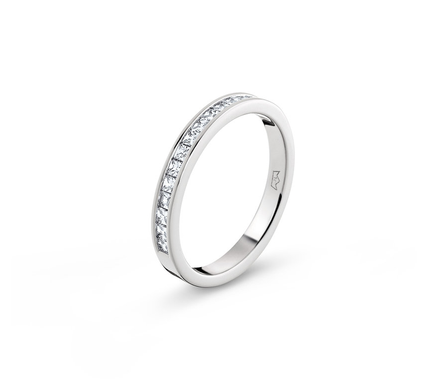Detailansicht eines Rings, 925er Silber, 4er Set mit Zirkonia, auf weißem Hintergrund.