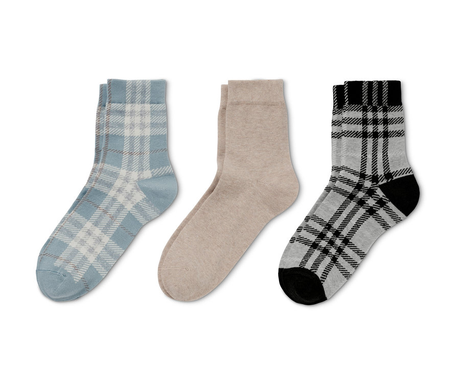Drei Paar Socken: hellblau kariert, beige und grau kariert mit schwarzer Spitze und Ferse.