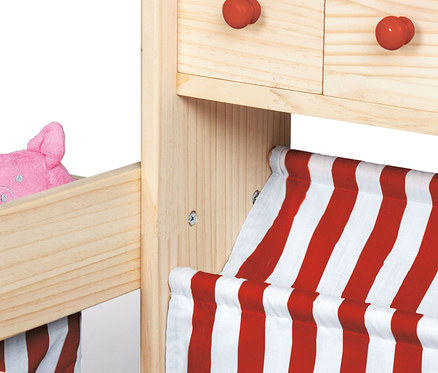 Detailansicht des Pinolino Marktstands »Lucy« mit rot-weiß gestreiftem Stoff und einem Plüschschwein.
