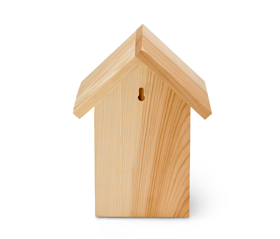 Insektenhotel aus hellem Holz vor weißem Hintergrund.