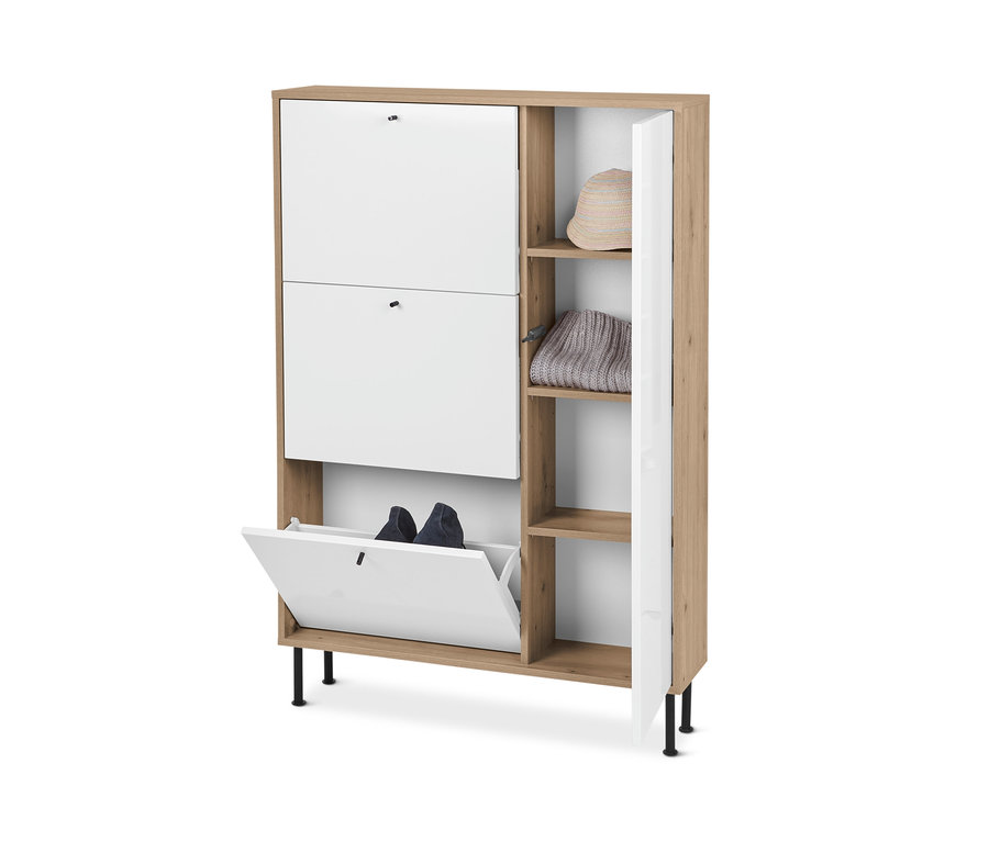 Schmaler Schuh-und-Garderobenschrank aus Holzmaterial mit weißen Türen. Im Schrankinneren befinden sich Schuhe, eine Strickdecke und ein Hut.