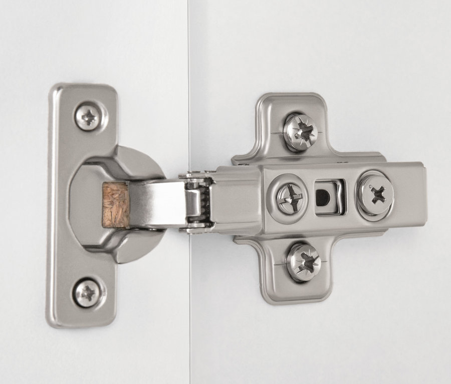 Detail eines silbernen Scharniers an einem weißen Bad-Hochschrank.