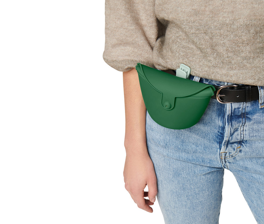 Frau trägt eine Hundeleckerli-Tasche am Gürtel.