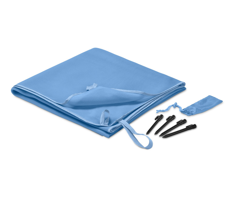 Eine hellblaue, sandfreie Stranddecke, gefaltet mit Heringen und einer Tasche.