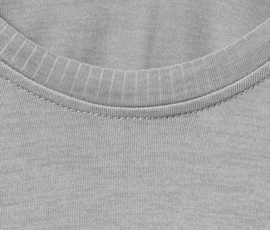 Detailaufnahme eines grauen Seamless-Shirts.