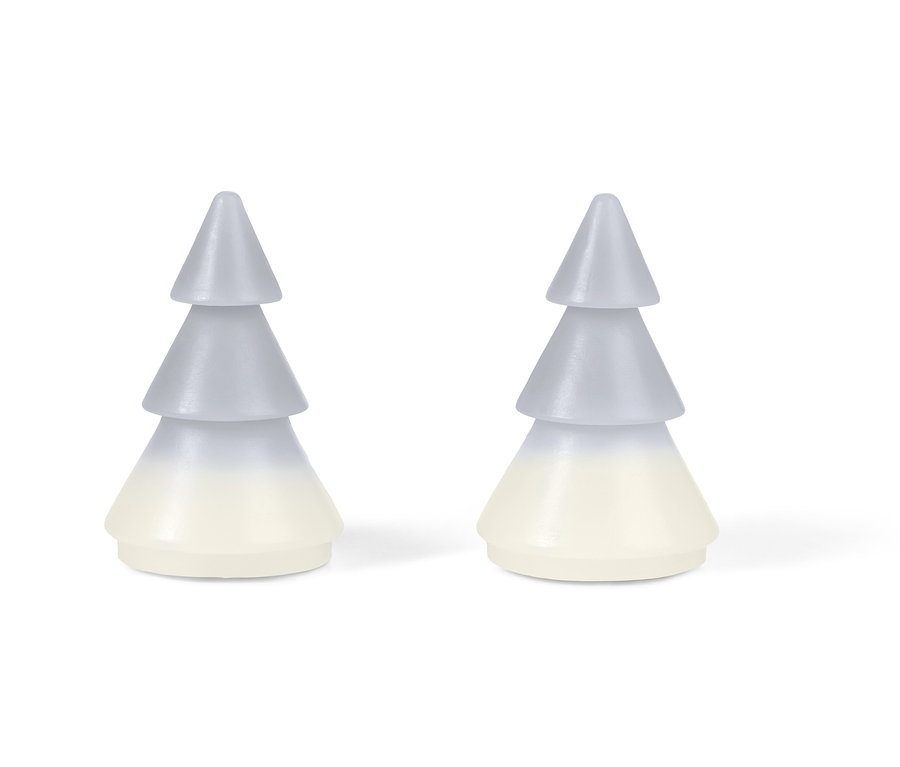 Zwei LED-Echtwachstannen stehen auf einem weißen Hintergrund.