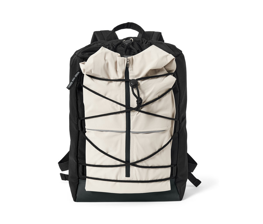 Ein schwarzer Outdoor-Rucksack mit einer beigen Jacke, die mit einer schwarzen Kordel befestigt ist.