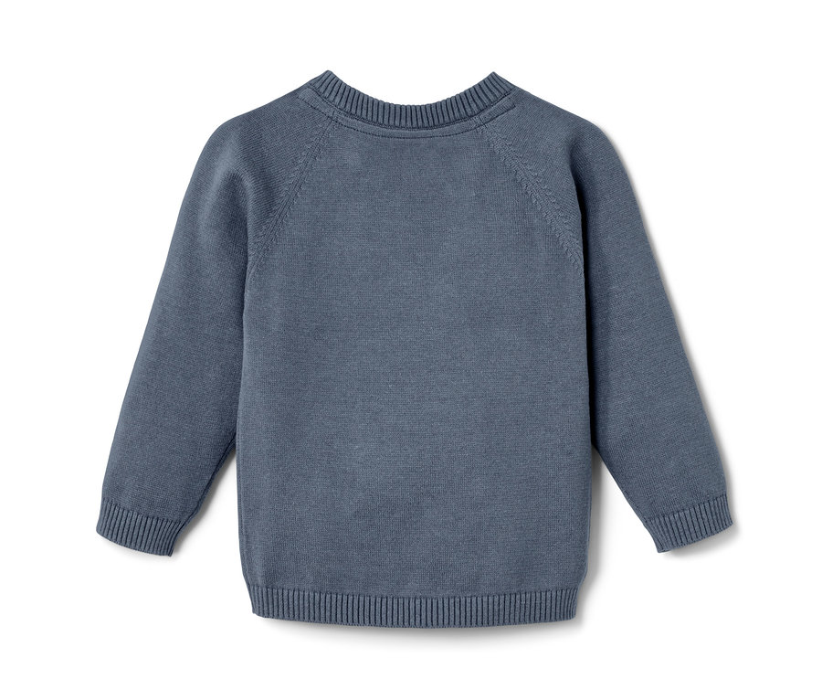 Ein hellblauer Kleinkinder-Feinstrickpullover liegt auf einem weißen Hintergrund.