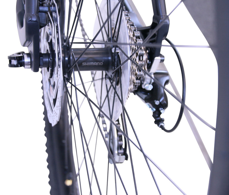 Detailaufnahme vom Hinterrad eines schwarzen HAWK Bikes Fahrrad »Trail One Mountainbike Gent« mit schwarzem Reifen.