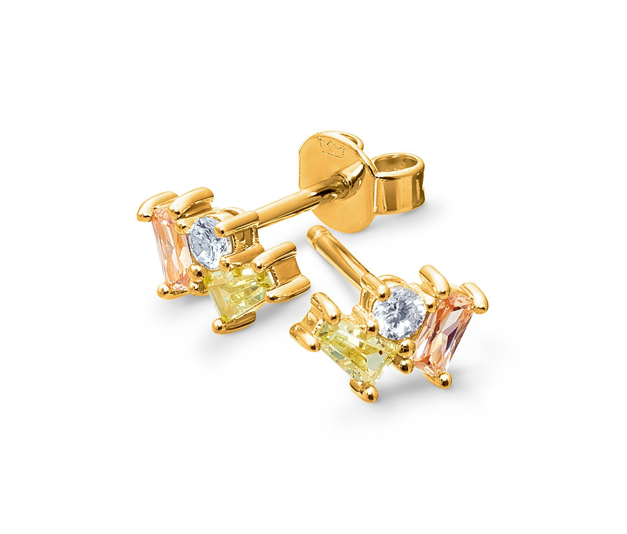 Zwei goldene 925er Silberohrstecker mit bunten Zirkonia liegen auf einer weißen Oberfläche.