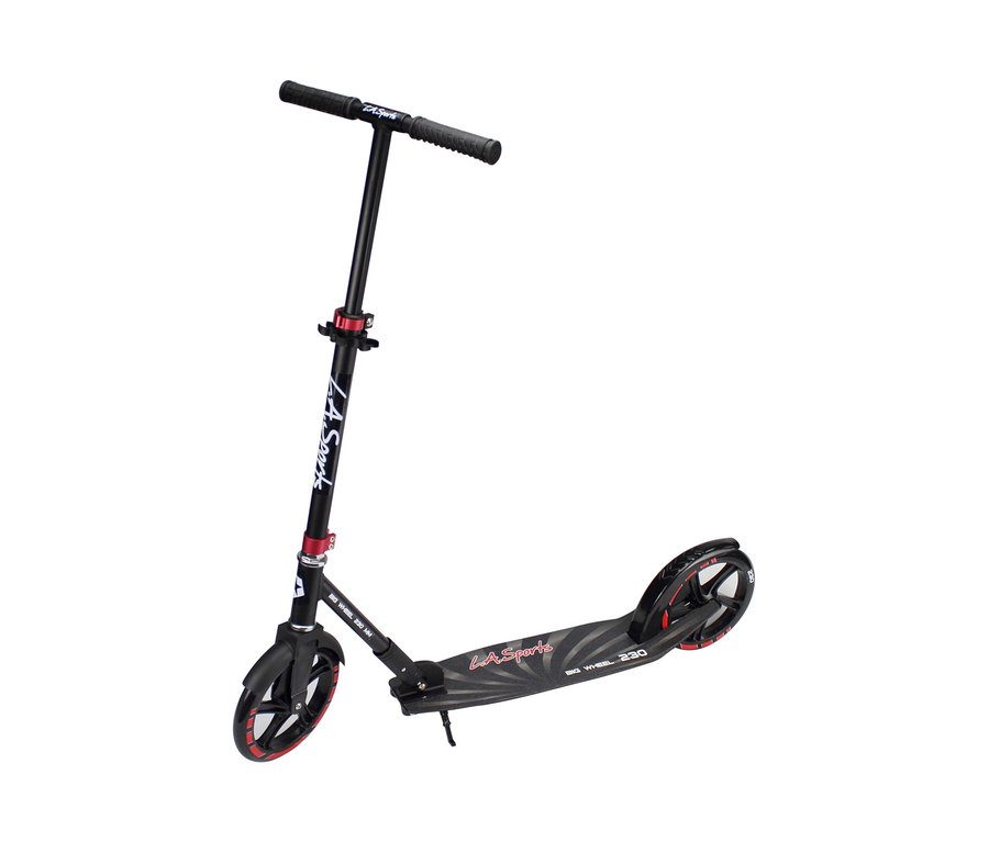 Schwarzer und roter L.A.-Sports-Alu-Scooter »Urban« vor einem weißen Hintergrund.