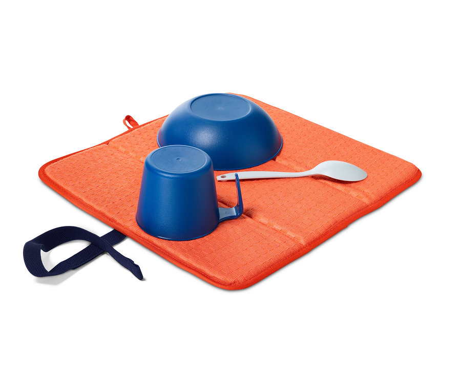 Blaue Schüssel, Becher und Löffel auf einer orangefarbenen faltbaren Abtropfmatte.