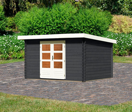 Schwarzes Gartenhaus mit weißen Türen Karibu Barne 7, umgeben von Grün.