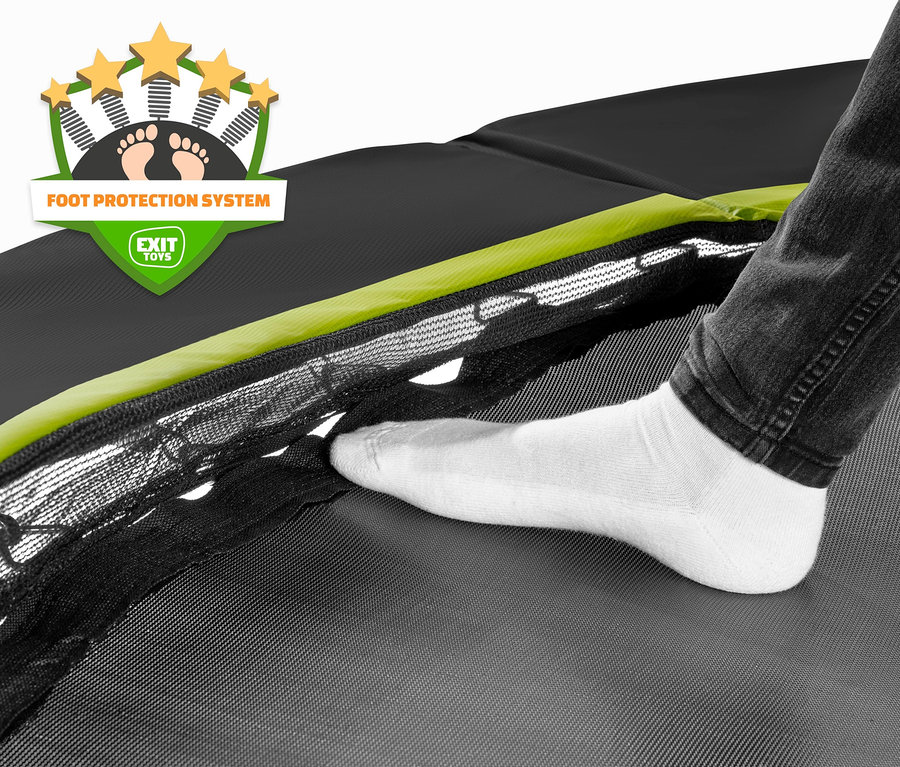 Ein Fuß in einer weißen Socke steht auf dem schwarzen EXIT Bodentrampolin »Silhouette sports«.