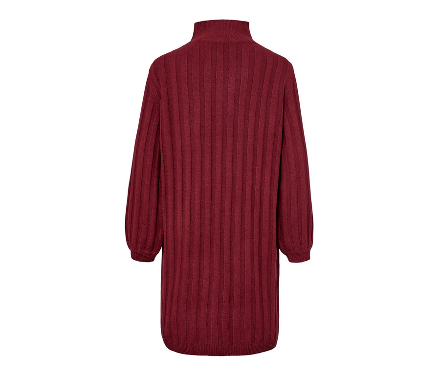 Geripptes, weinrotes Strickkleid mit Stehkragen.