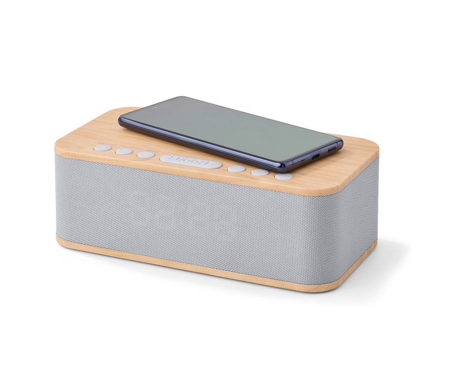 Handy liegt auf Wecker mit kabellosem Laden und Bluetooth®.