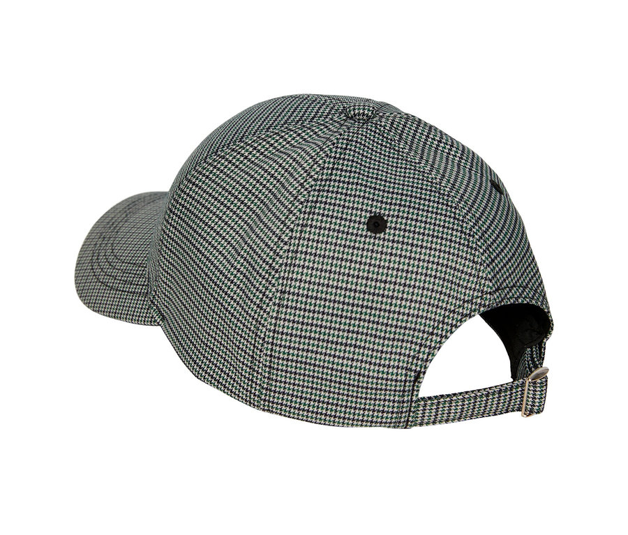 Detailansicht einer Cap mit Karomuster.