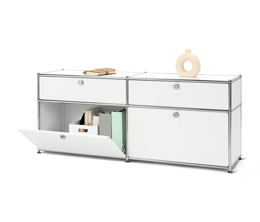 Weißes Sideboard »CN3« mit Schubladen und Klappen, Buch und Vase.