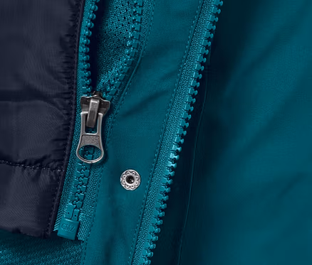 Detailansicht einer petrolfarbenen 3-in-1-Outdoorjacke mit Weste, Reißverschluss und Knopf.