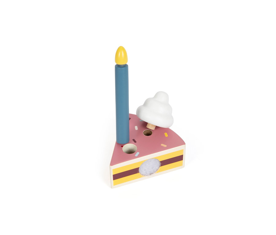 Ein Stück einer »tasty« Schneide-Geburtstagstorte von small foot mit Zuckerguss, Kerze und Klettverschluss.
