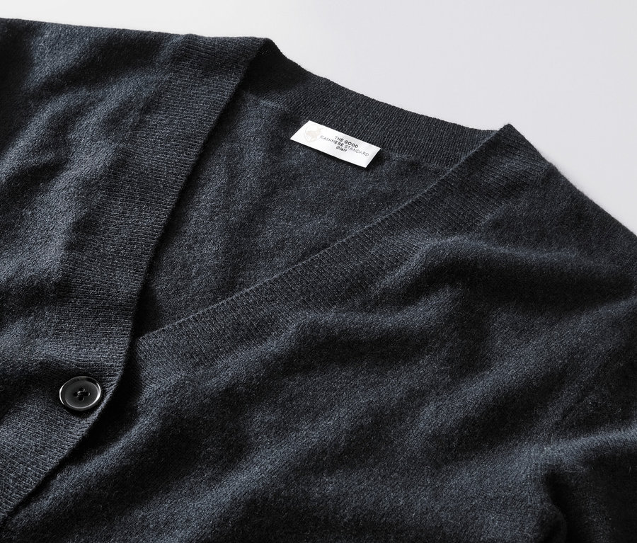Detailaufnahme eines grauen Feinstrick-Cardigans mit Cashmere.