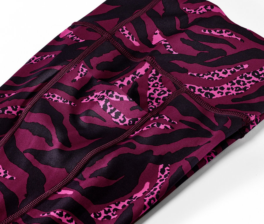 Detail einer 3/4-Sporttight mit Alloverprint.