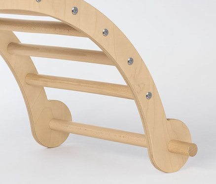 Detailaufnahme eines Pinolino Kletterbogen und Wippe auf weißem Hintergrund.