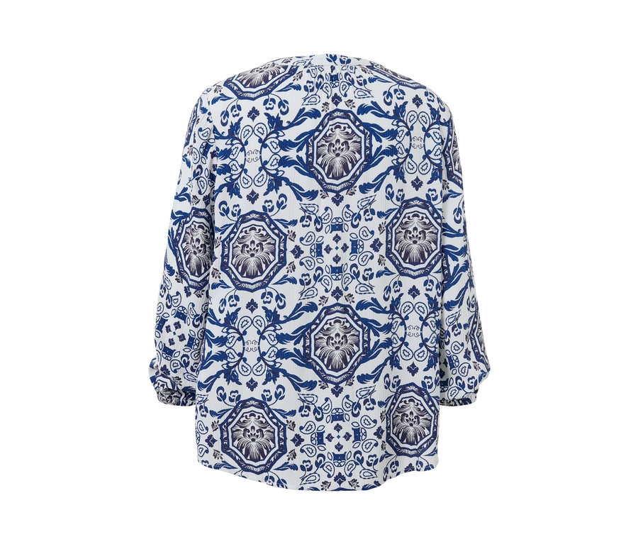 Detailansicht einer blau bedruckten Tunika-Bluse.
