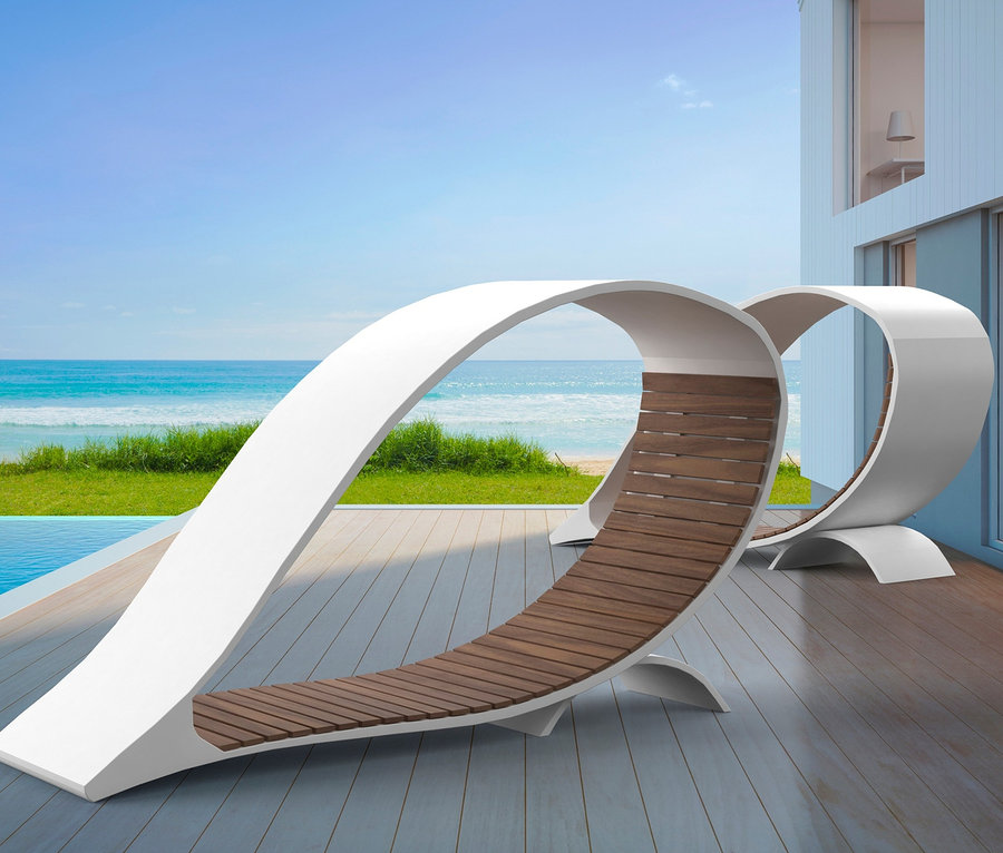 Zwei Wings for Living Liegen »Ibiza« stehen auf einer Holzterrasse mit Blick auf das Meer.