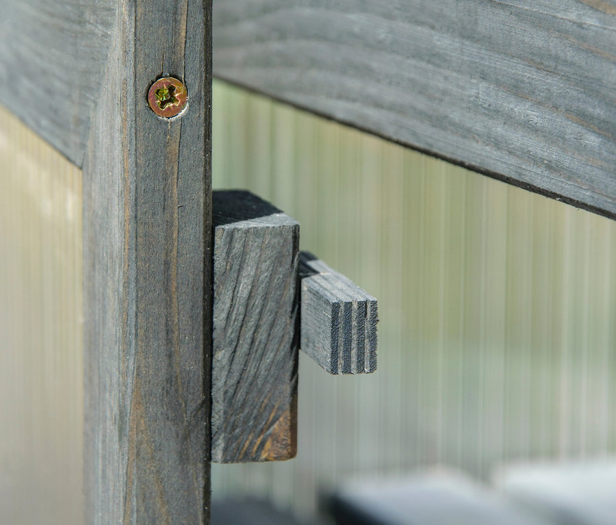 Detailansicht des anthrazitfarbenen Anzuchtschrank »Dome«.