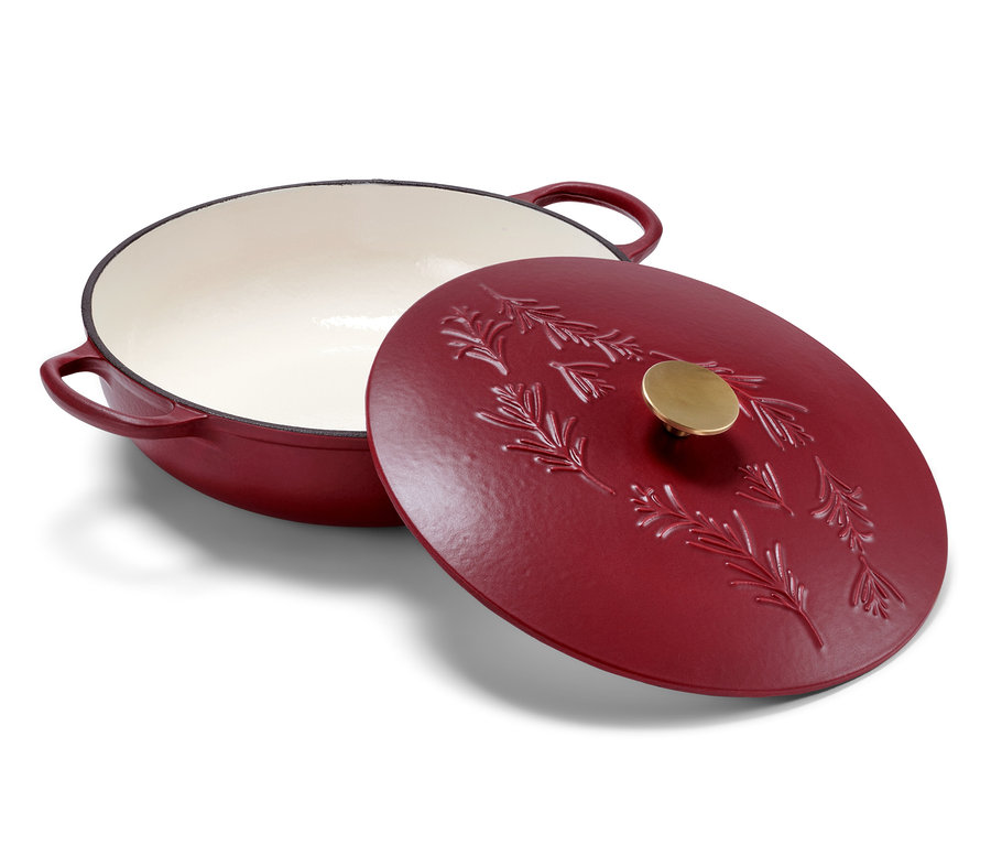 Rote Gusseisen-Servierpfanne mit reliefverziertem Deckel.