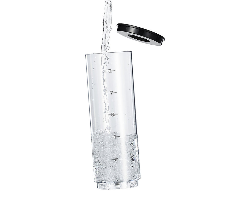 Wasser wird in einen durchsichtigen Behälter mit Messmarkierungen gegossen. Wilfa Kaffeemaschine »Svart Precision«