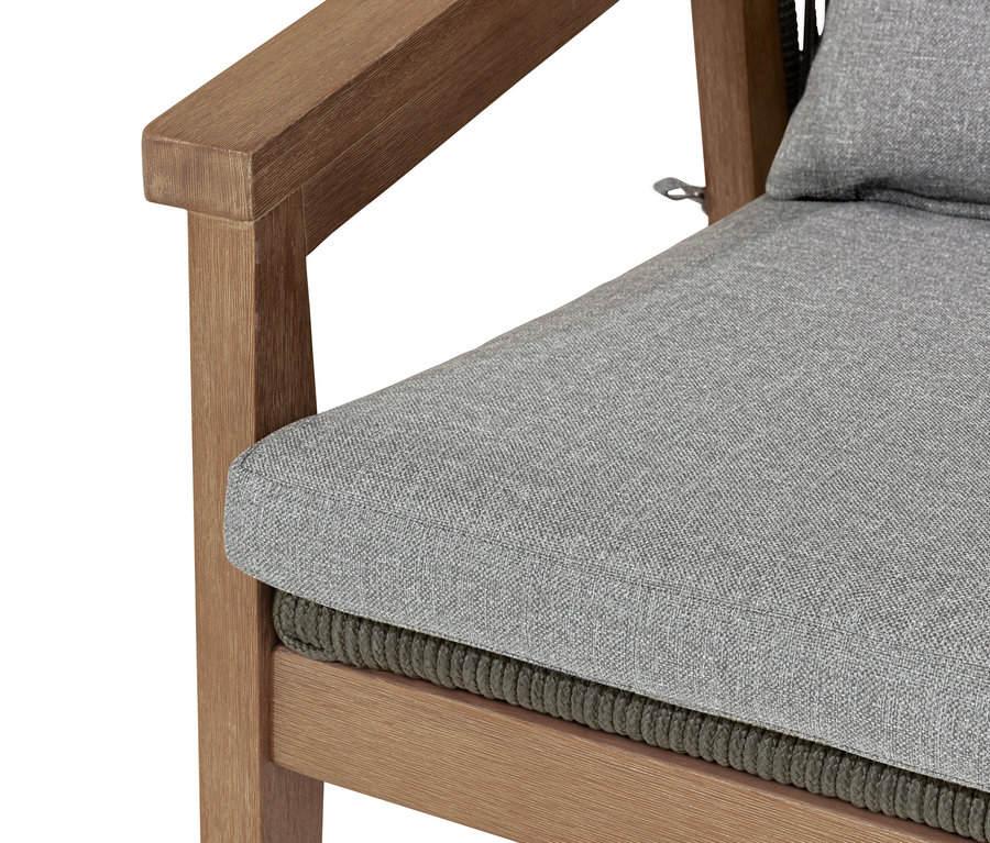 Detailansicht eines Design-Dining-Stuhls mit grauer Polsterung.