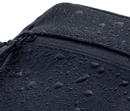 Detailaufnahme einer blauen Regen-Umhängetasche mit Wassertropfen auf der Oberfläche.