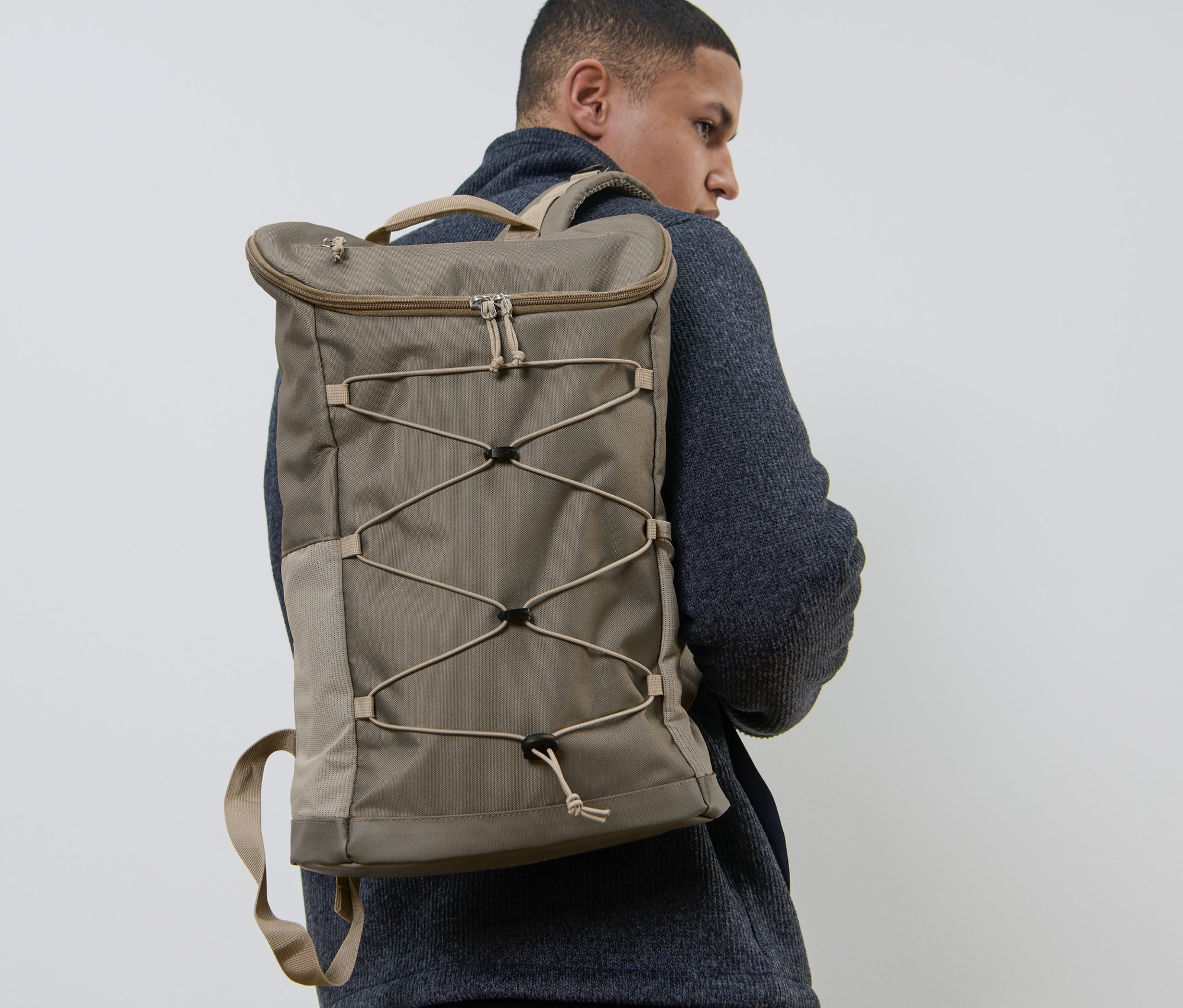 Mann trägt einen Outdoor-Rucksack.