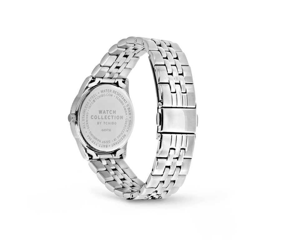 Detailansicht einer silbernen Edelstahl-Armbanduhr mit Datumsanzeige.