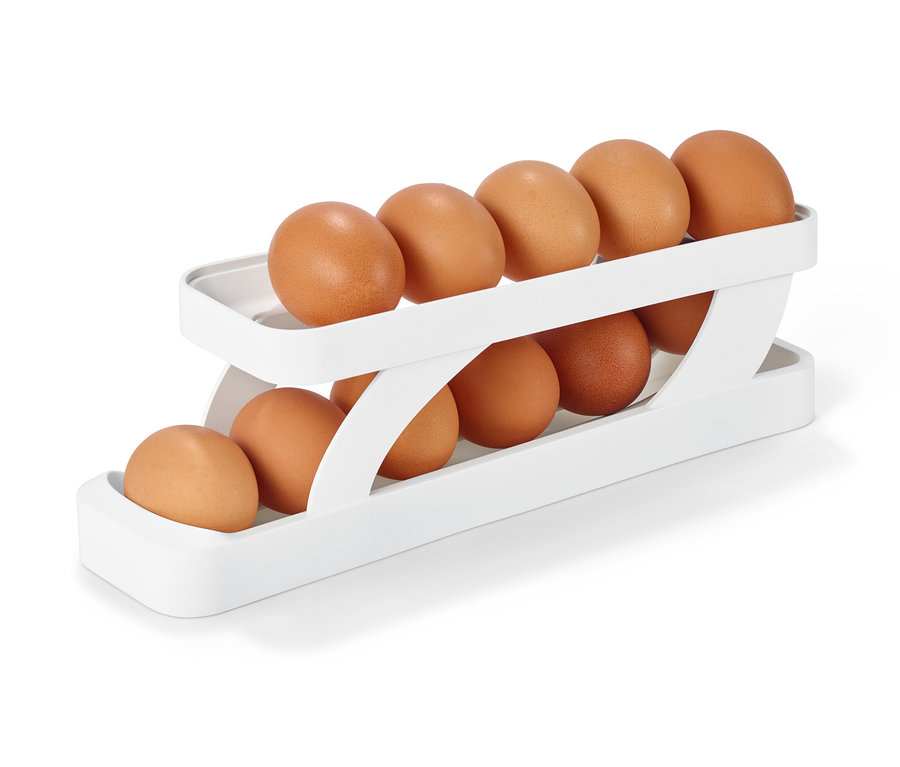 Braune Eier in einer weißen Eier-Aufbewahrung.