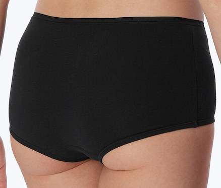 Nahaufnahme einer Frau, die 2 SCHIESSER Shorts mit Bio-Baumwolle, schwarz, trägt.