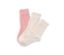 Drei Paar helle Socken liegen auf einem weißen Hintergrund.