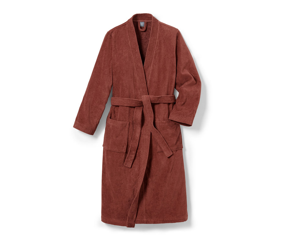 Ein brauner Damen-Velours-Bademantel mit Gürtel und Taschen auf weißem Hintergrund.