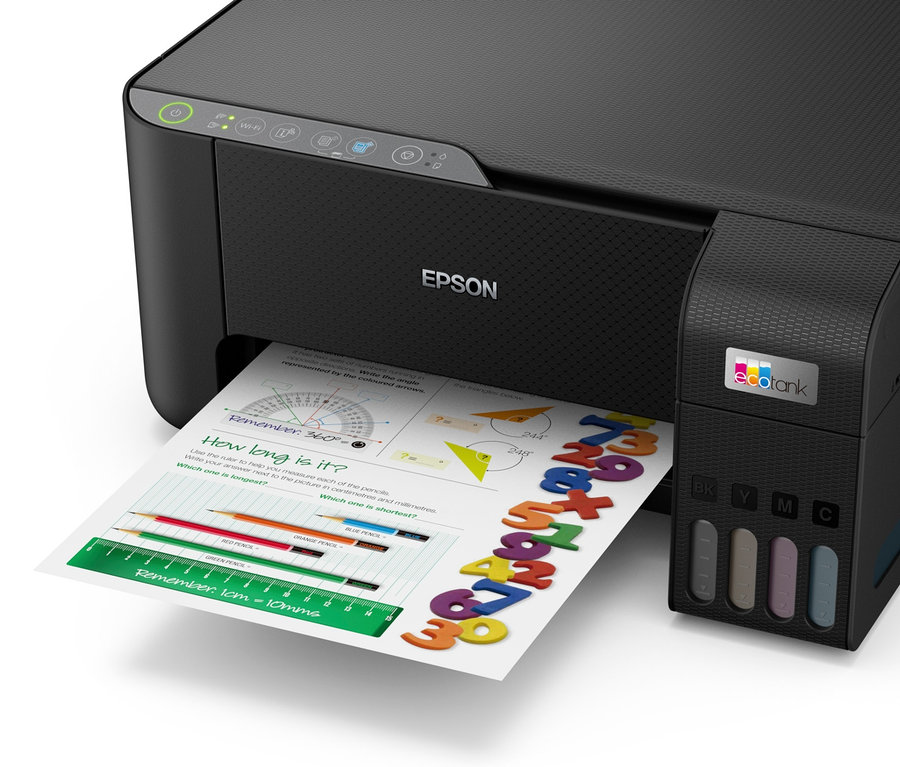 Ein Epson EcoTank Drucker druckt ein Dokument. Zu sehen ist der Epson »EcoTank ET-2810« 3-in-1 Multifuntionsgerät mit großem Tintentank.